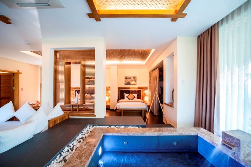 rooms-aroma-triple-with-jacuzzi-with-balcony