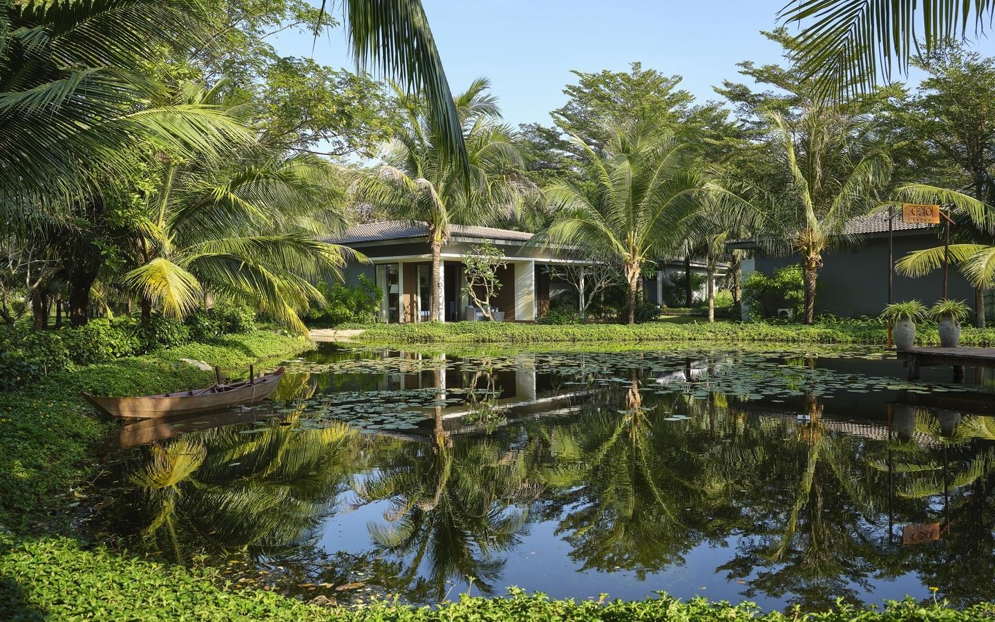 rooms-deluxe-bungalow