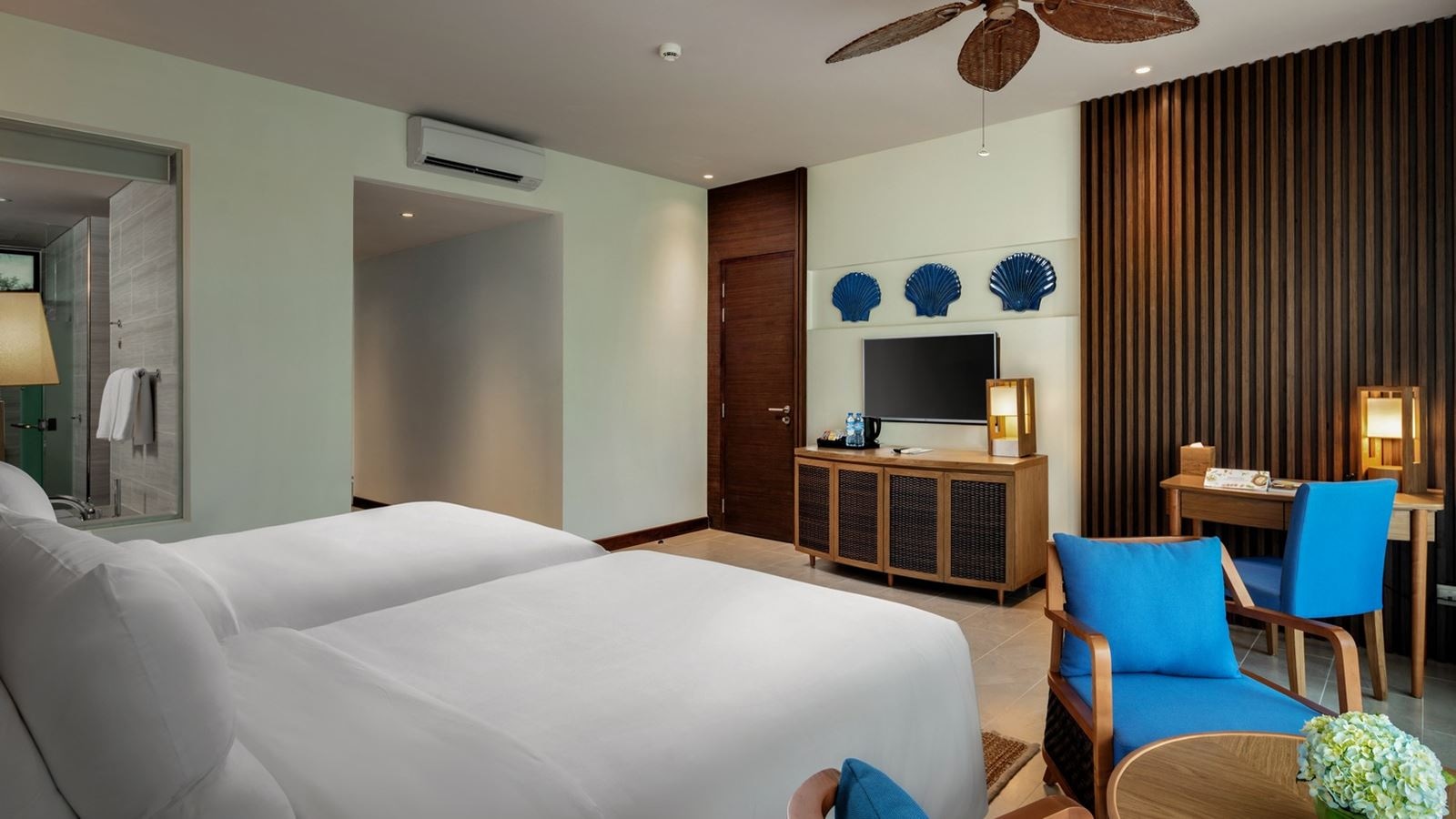 rooms-deluxe-twin-or-king-balcony