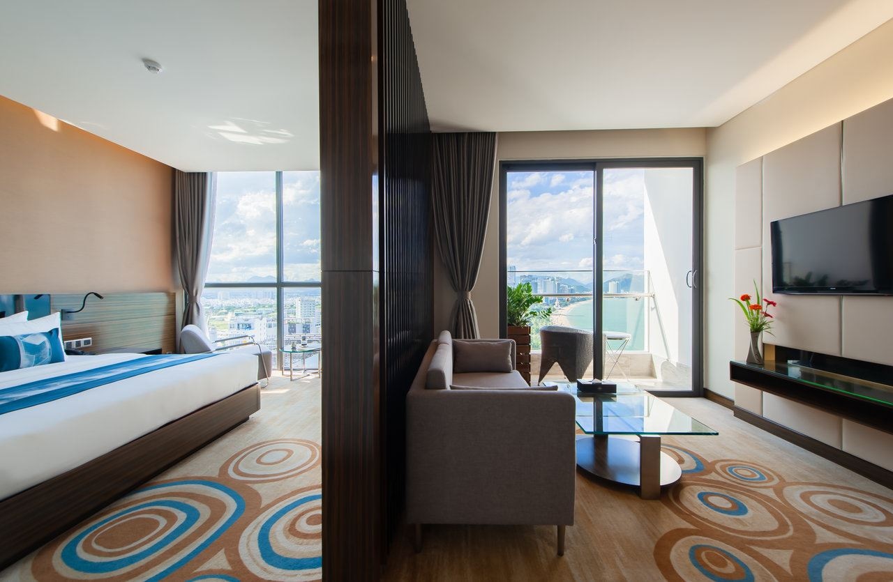 rooms-grand-suite-sea-view-balcony