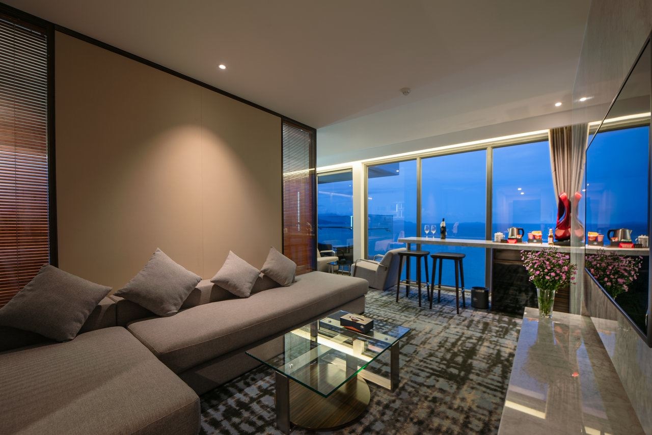 rooms-queen-ann-suite-ocean-view-balcony