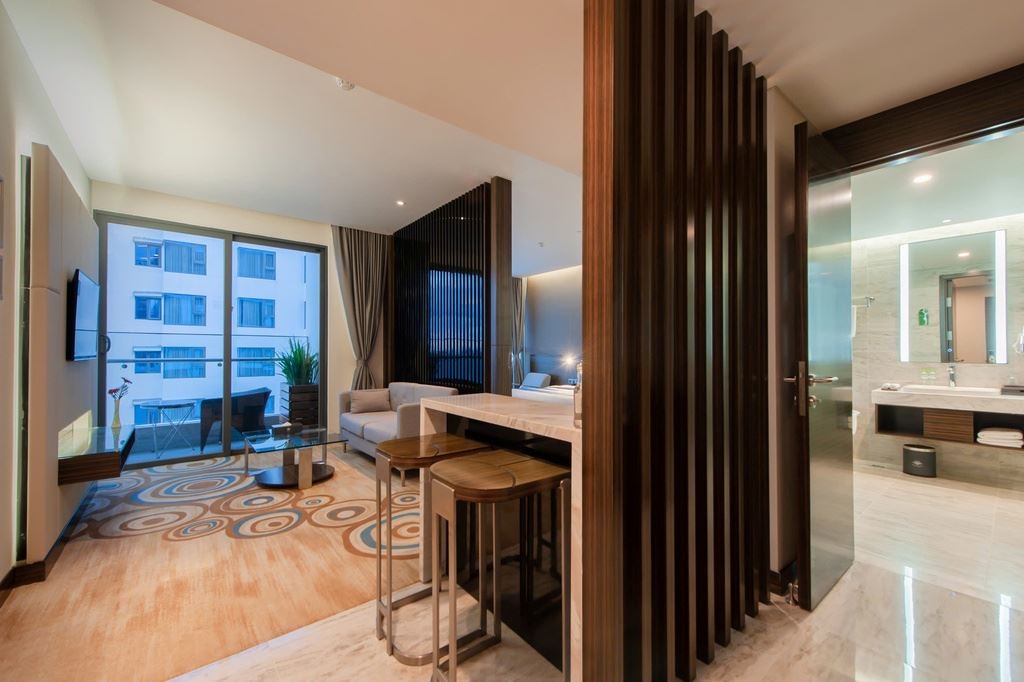 rooms-grand-suite-sea-view-balcony