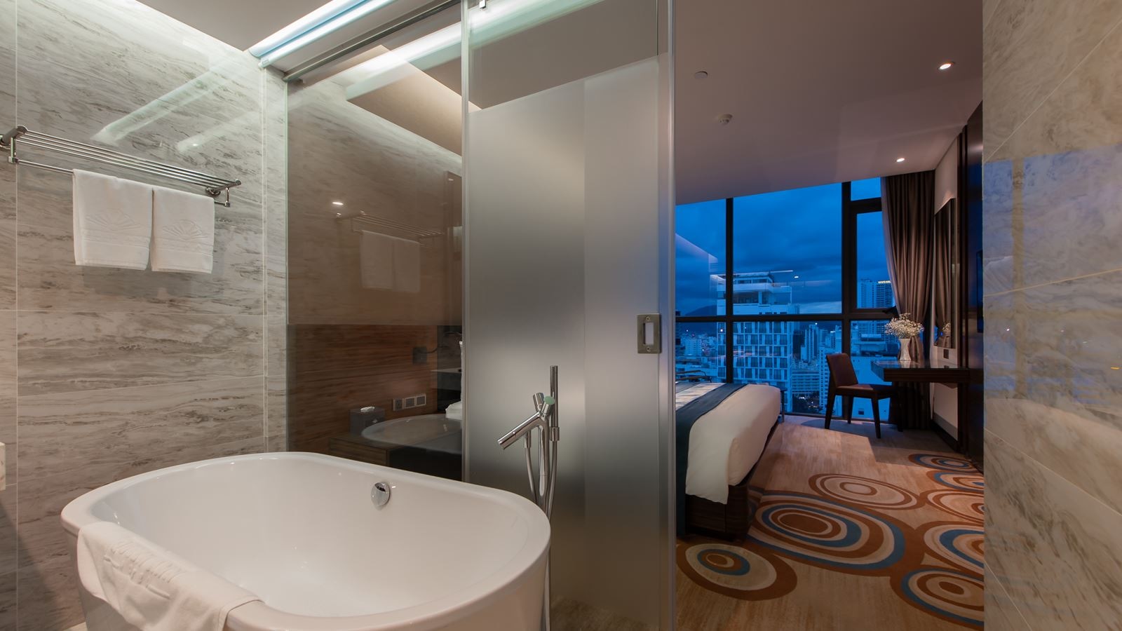 rooms-grand-suite-sea-view-balcony