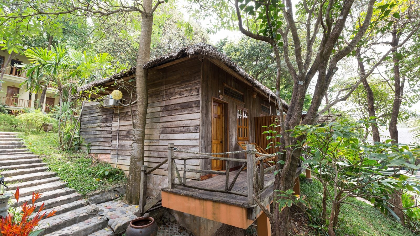 rooms-wooden-bungalow-with-partial-sea-view