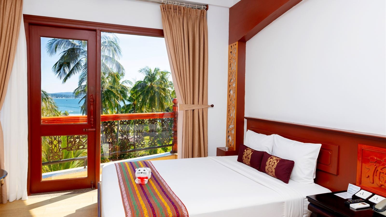 rooms-room-deluxe-seaview-balcony