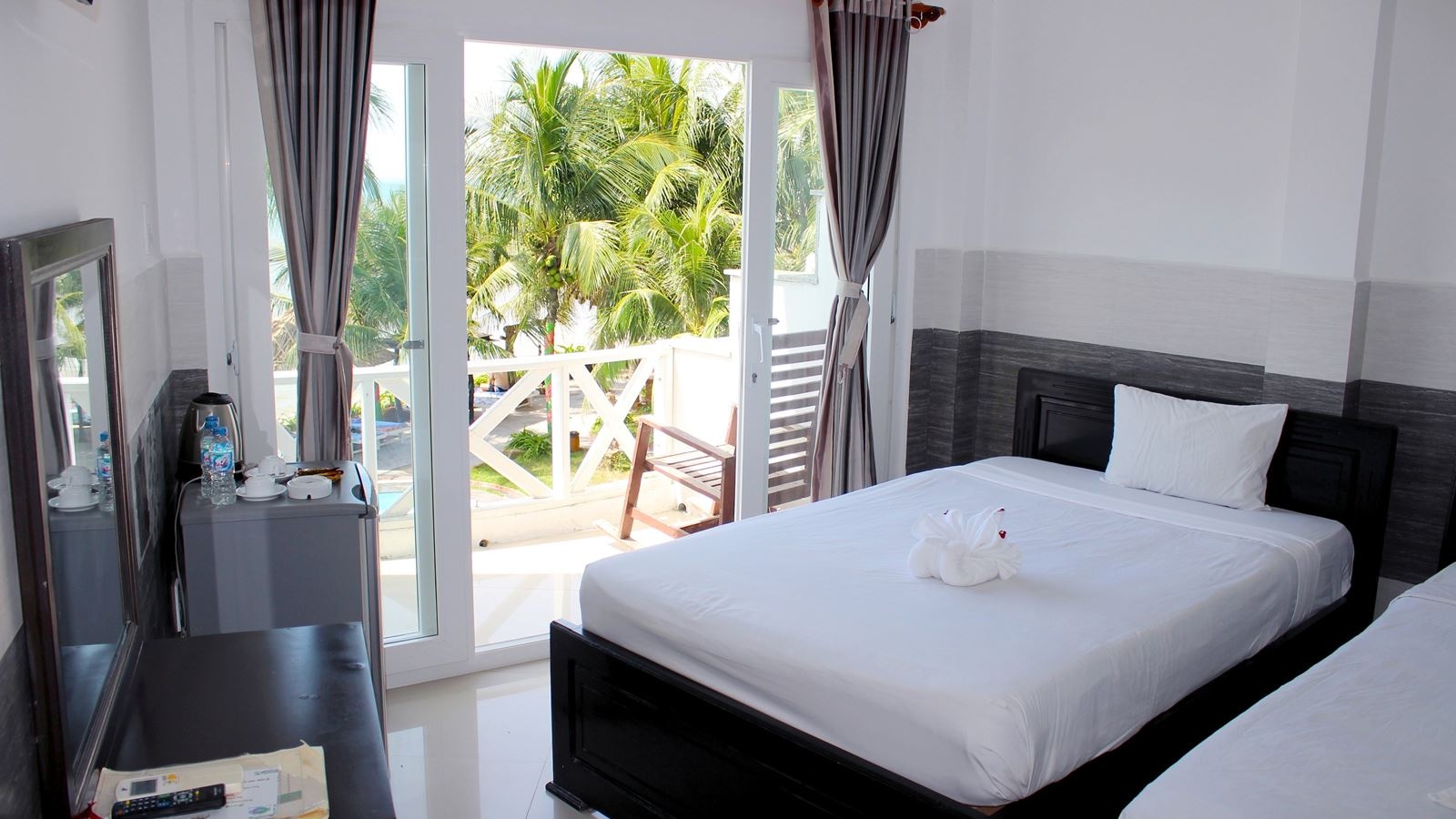 rooms-deluxe-pool-view