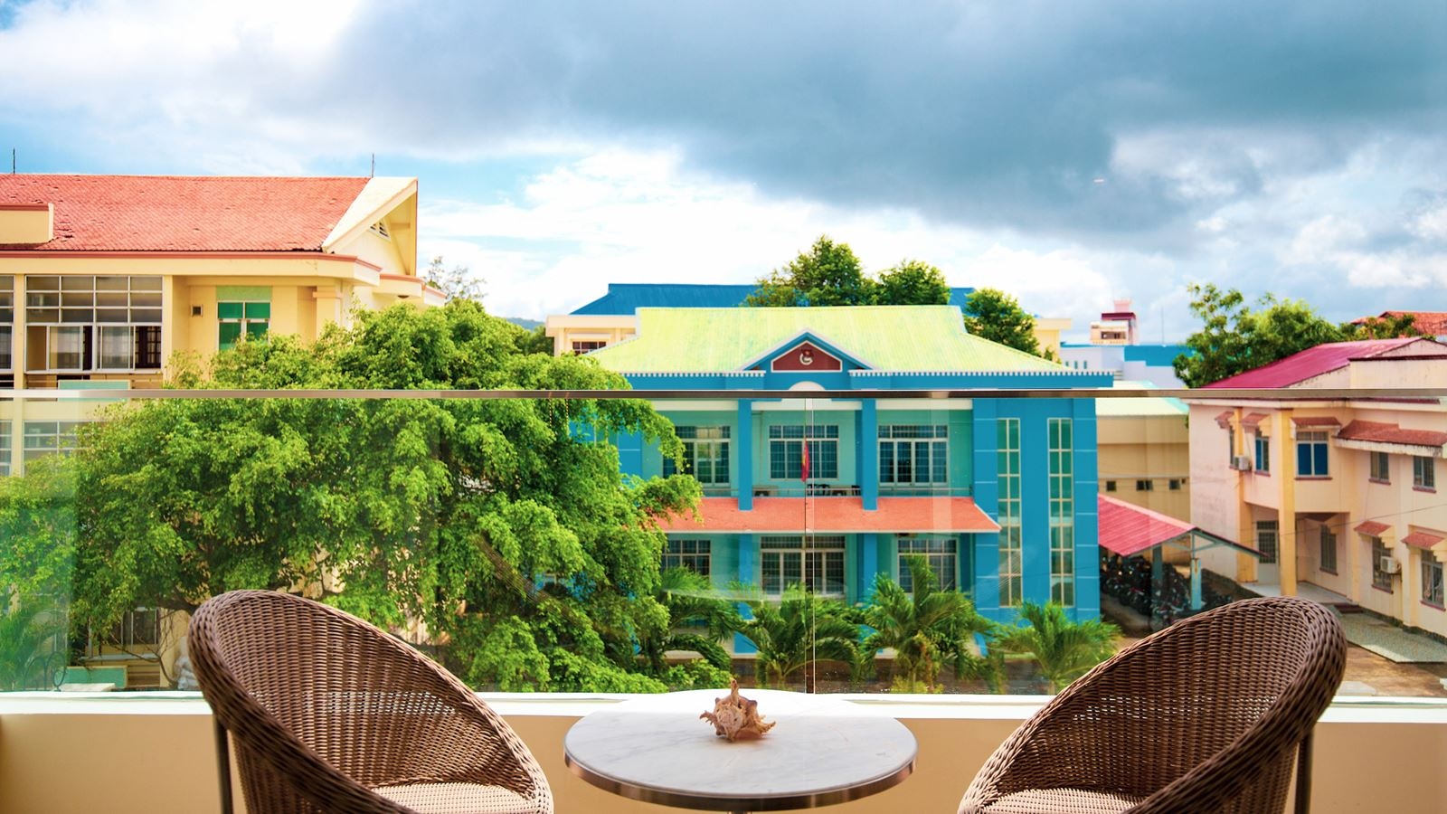 rooms-classic-cityview-room-balcony