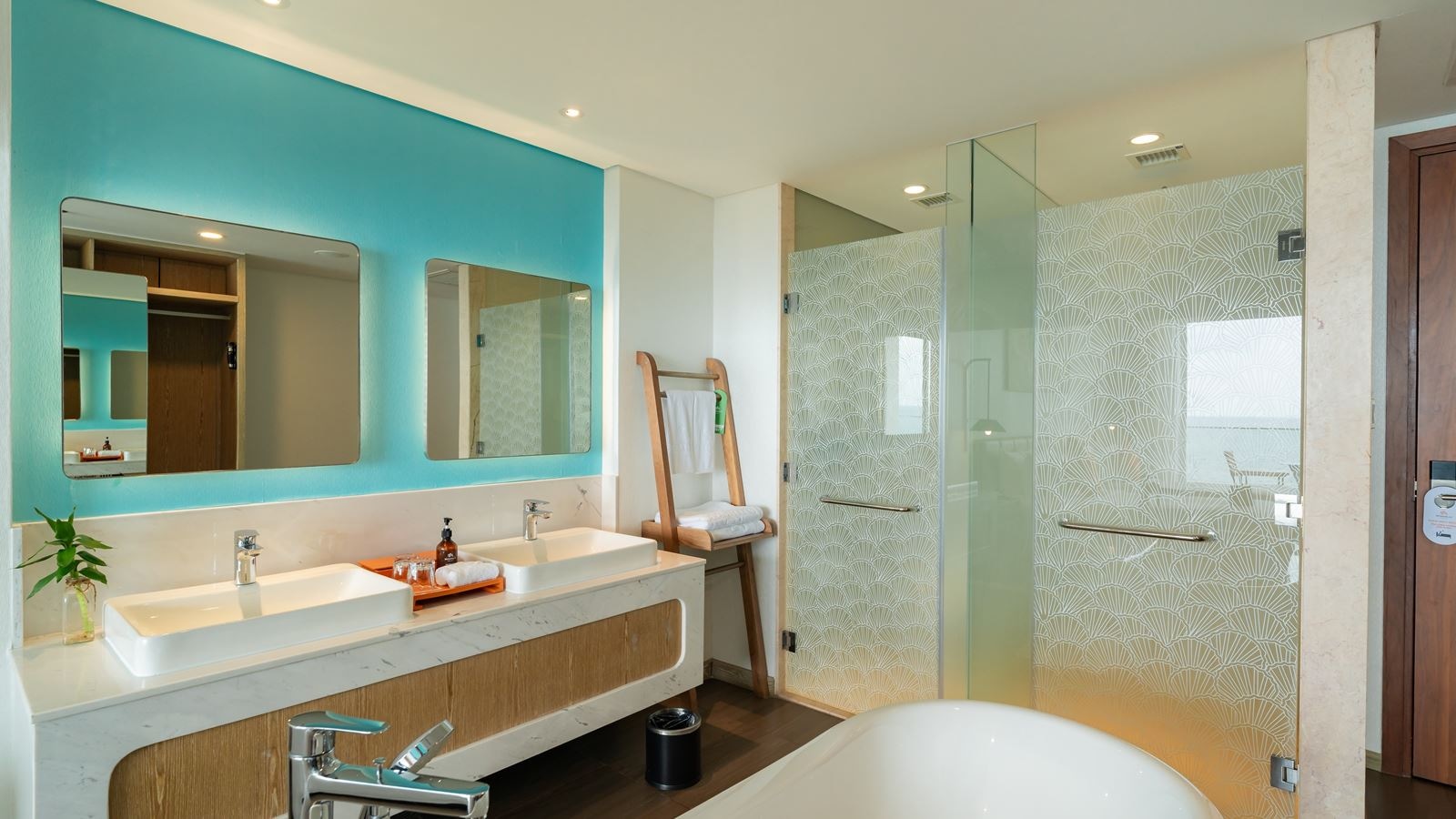 rooms-premium-ocean-view-room-balcony