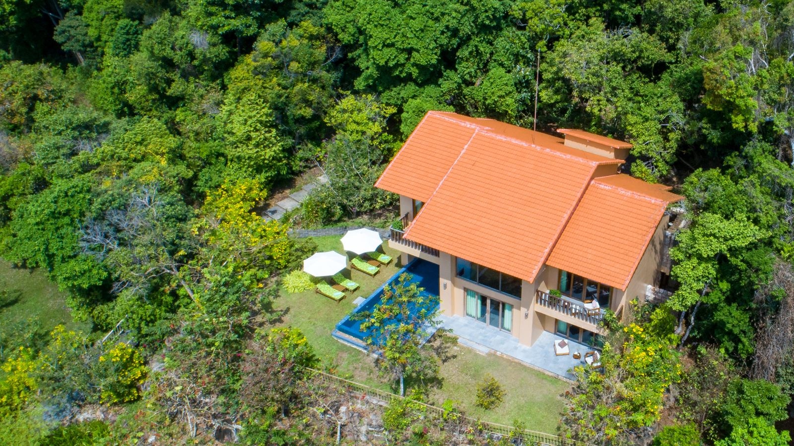 rooms-3bedroom-ocean-premier-pool-villa