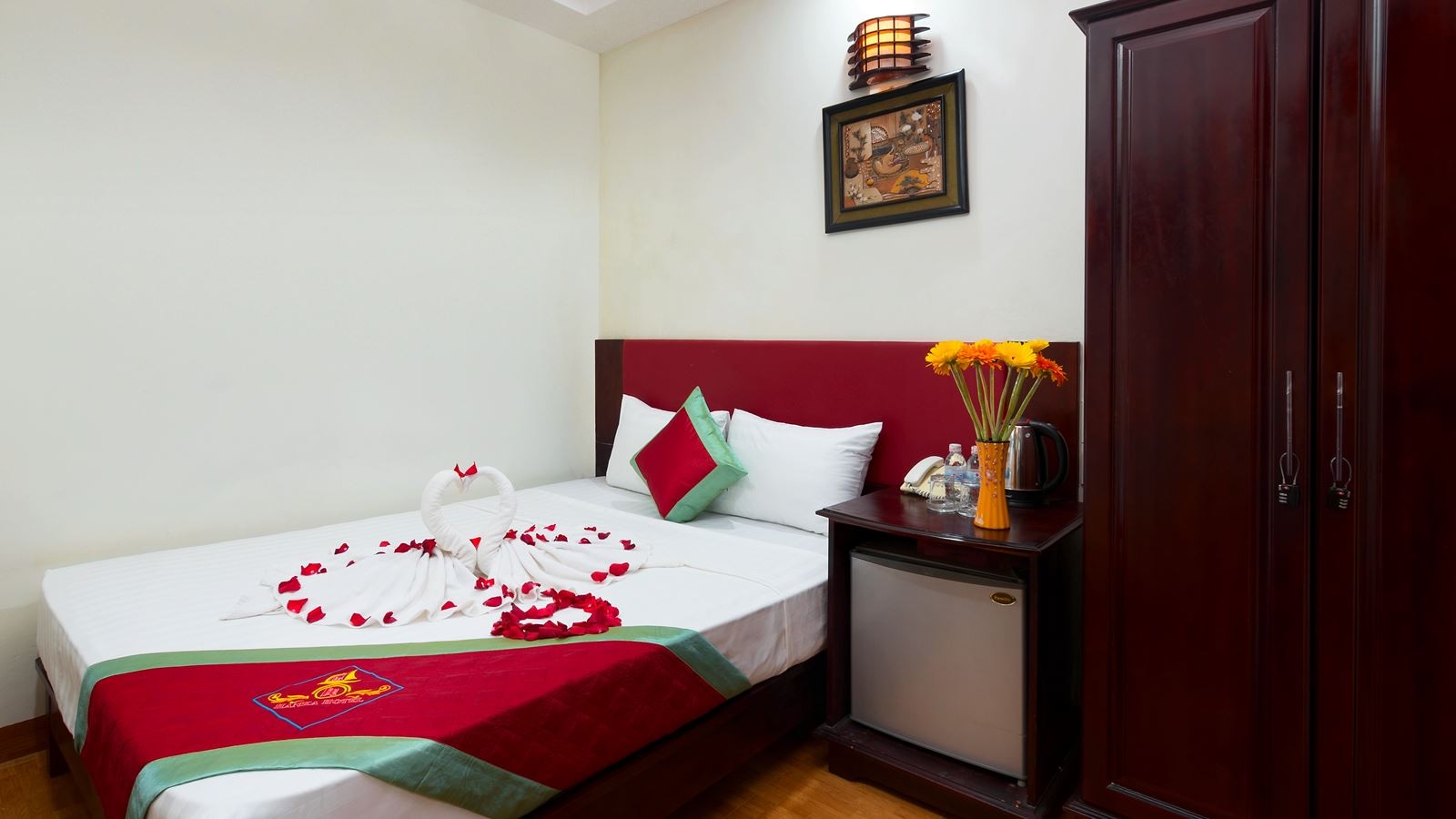 rooms-standard-interior-no-window