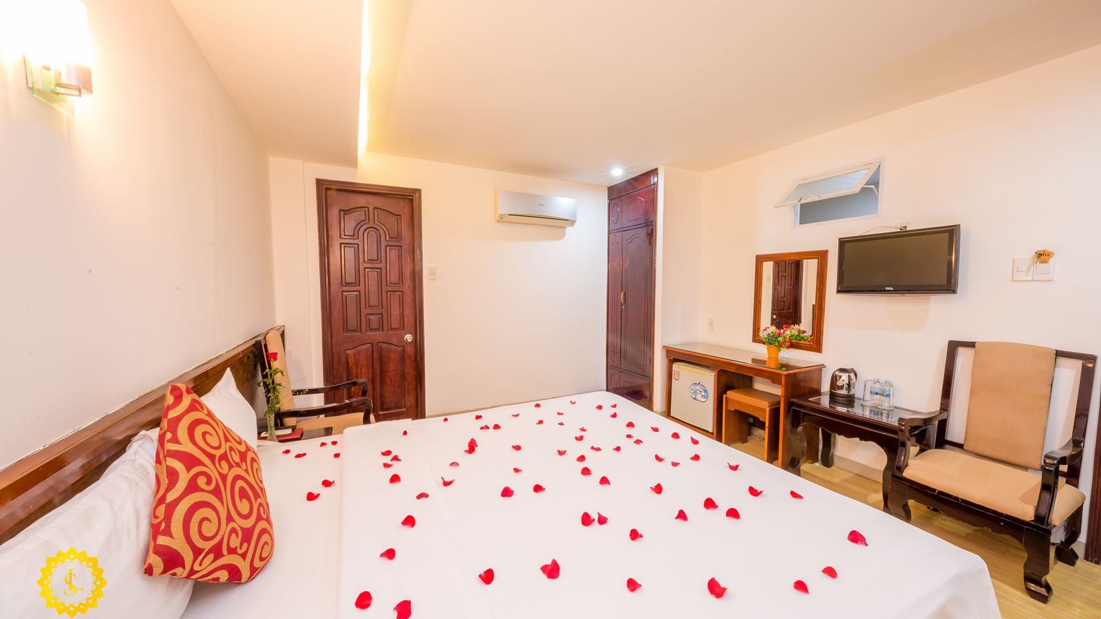 rooms-standard-interior-no-window