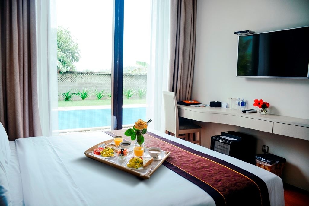 rooms-suite-room-with-pool-mountain-view