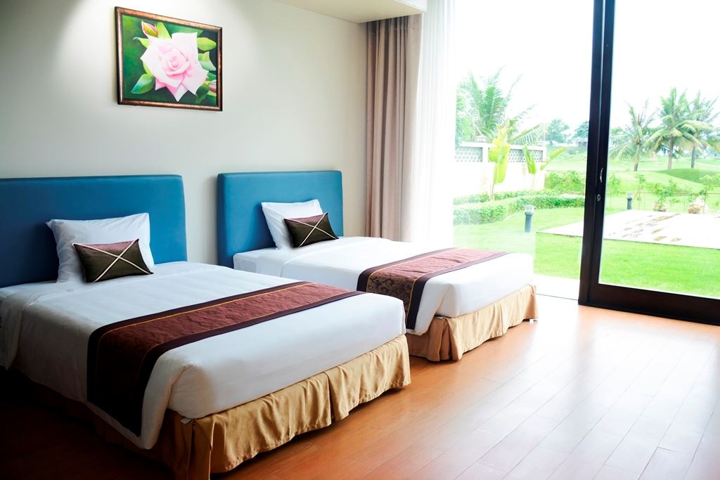 rooms-suite-room-with-pool-golf-course-view