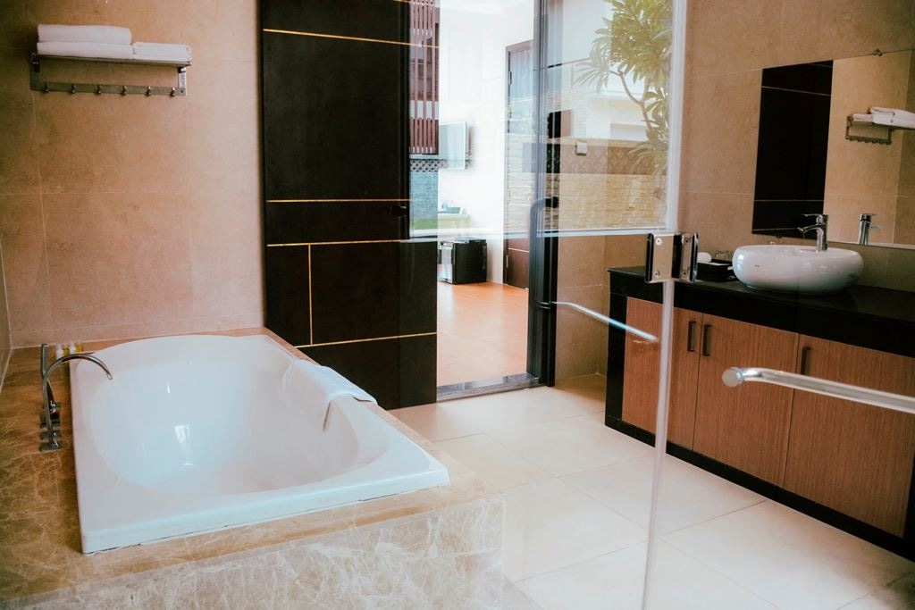 rooms-suite-room-with-pool-golf-course-view