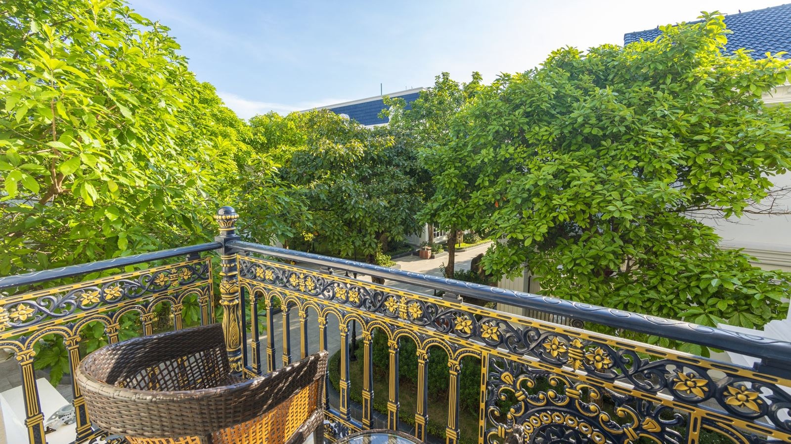 rooms-deluxe-garden-view-with-balcony-annex-building