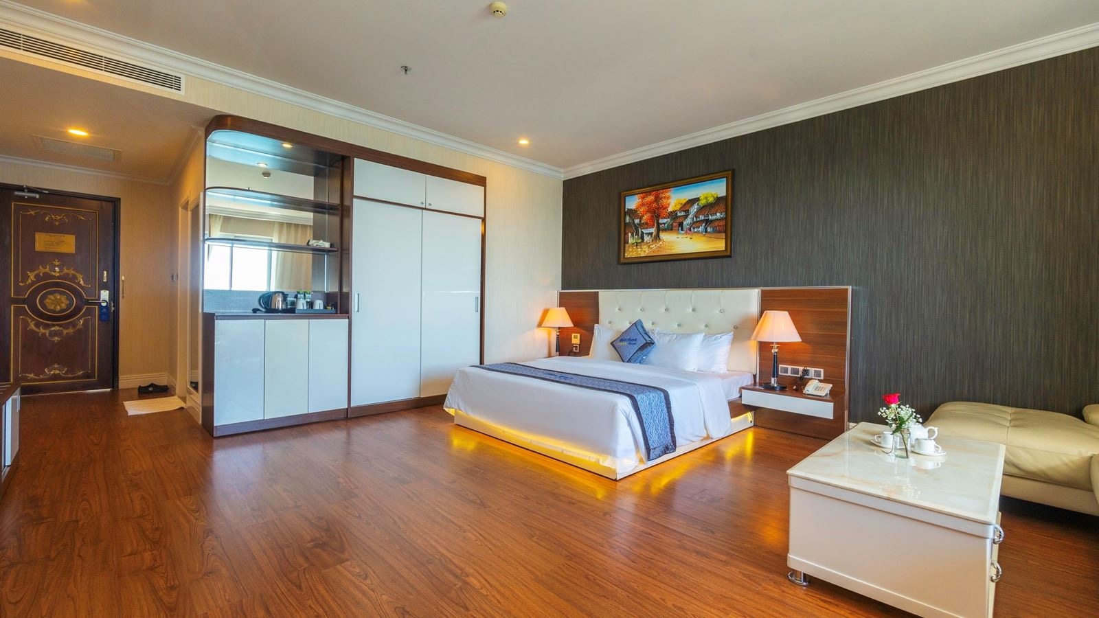 rooms-suite-sea-view-with-balcony-main-building