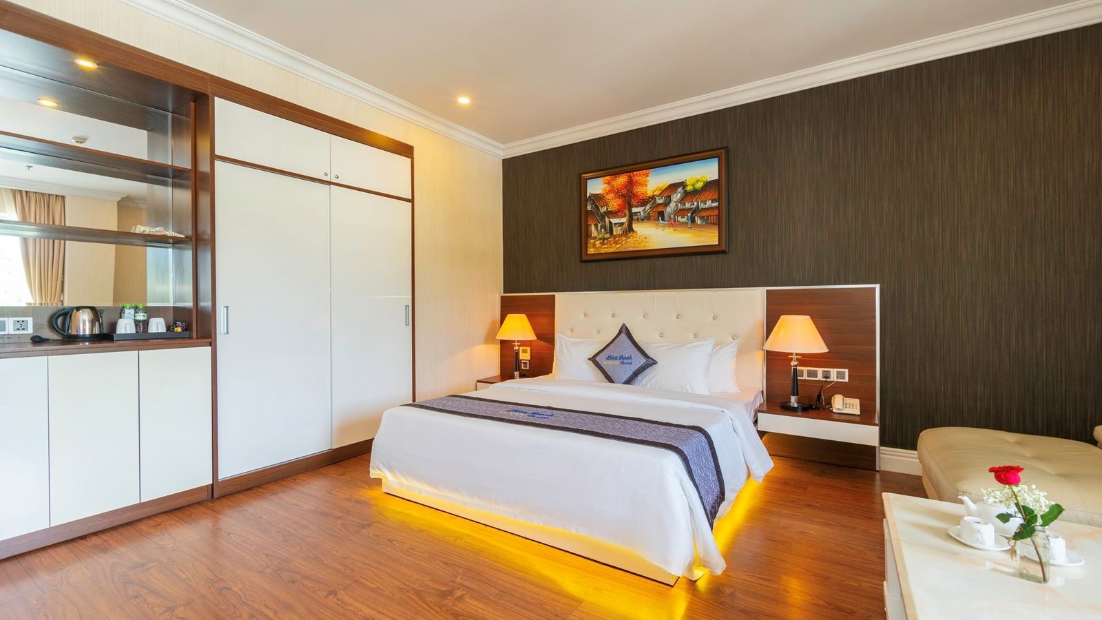 rooms-suite-city-view-with-balcony-main-building