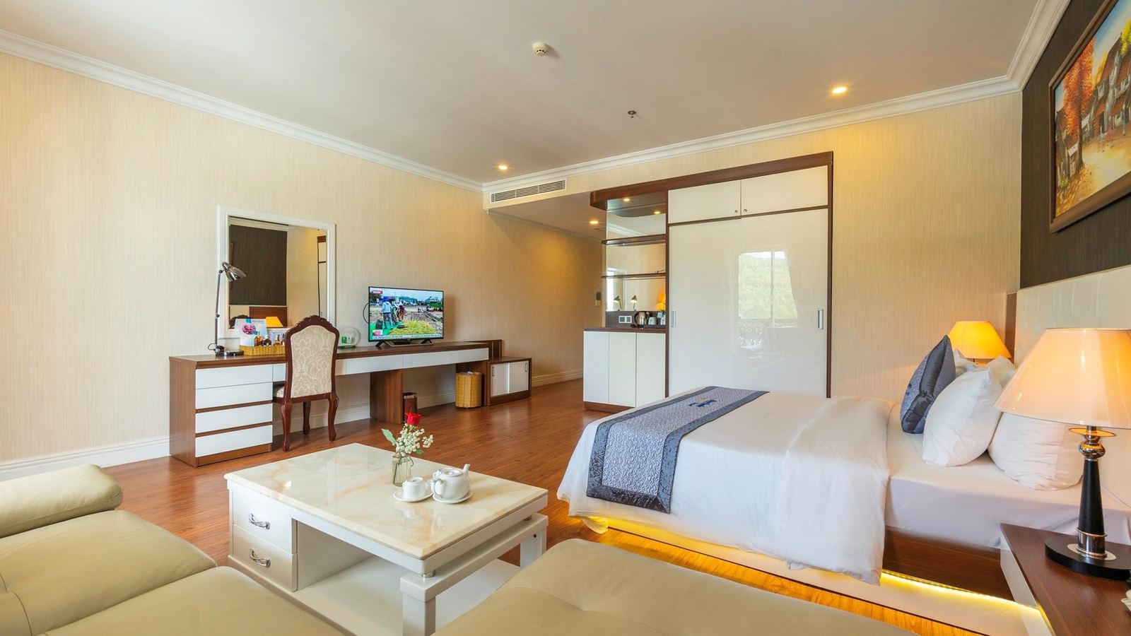 rooms-suite-city-view-with-balcony-main-building