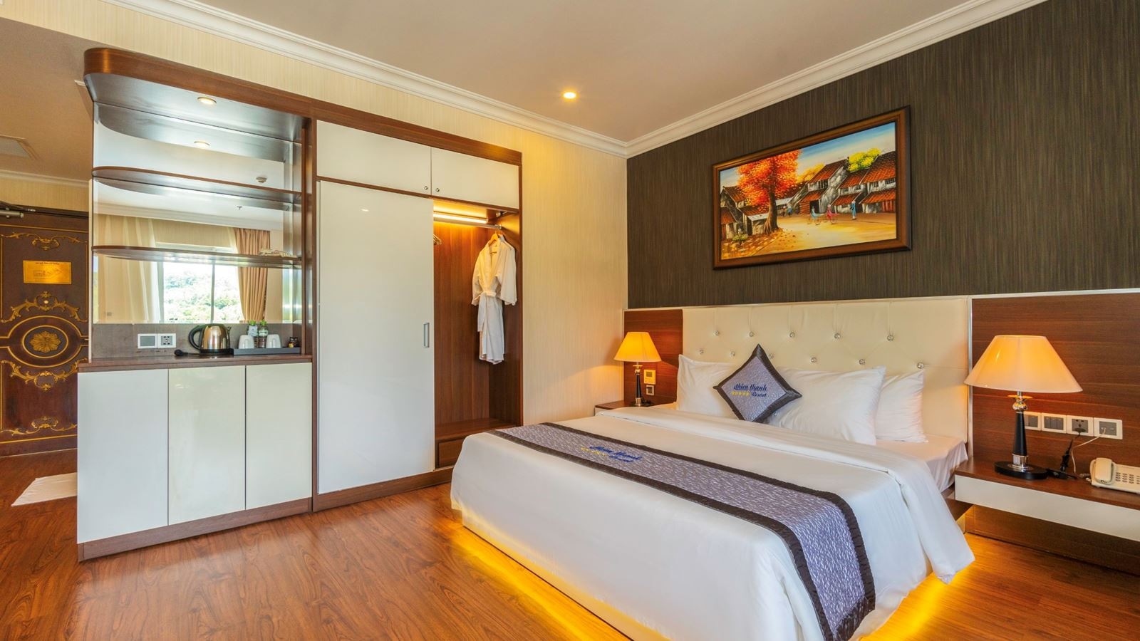 rooms-suite-city-view-with-balcony-main-building