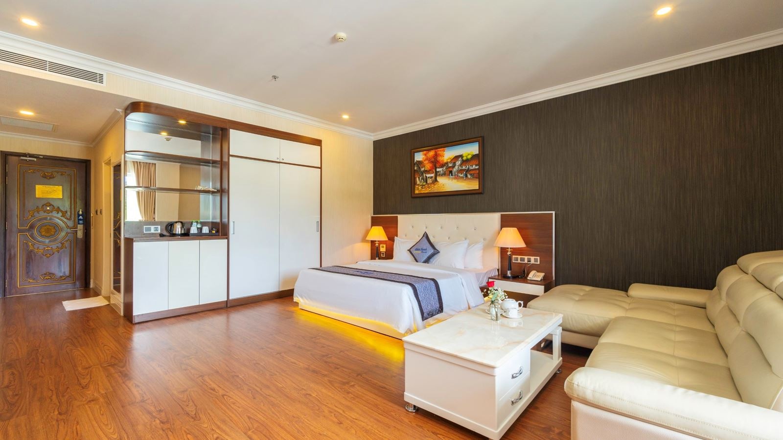 rooms-suite-city-view-with-balcony-main-building