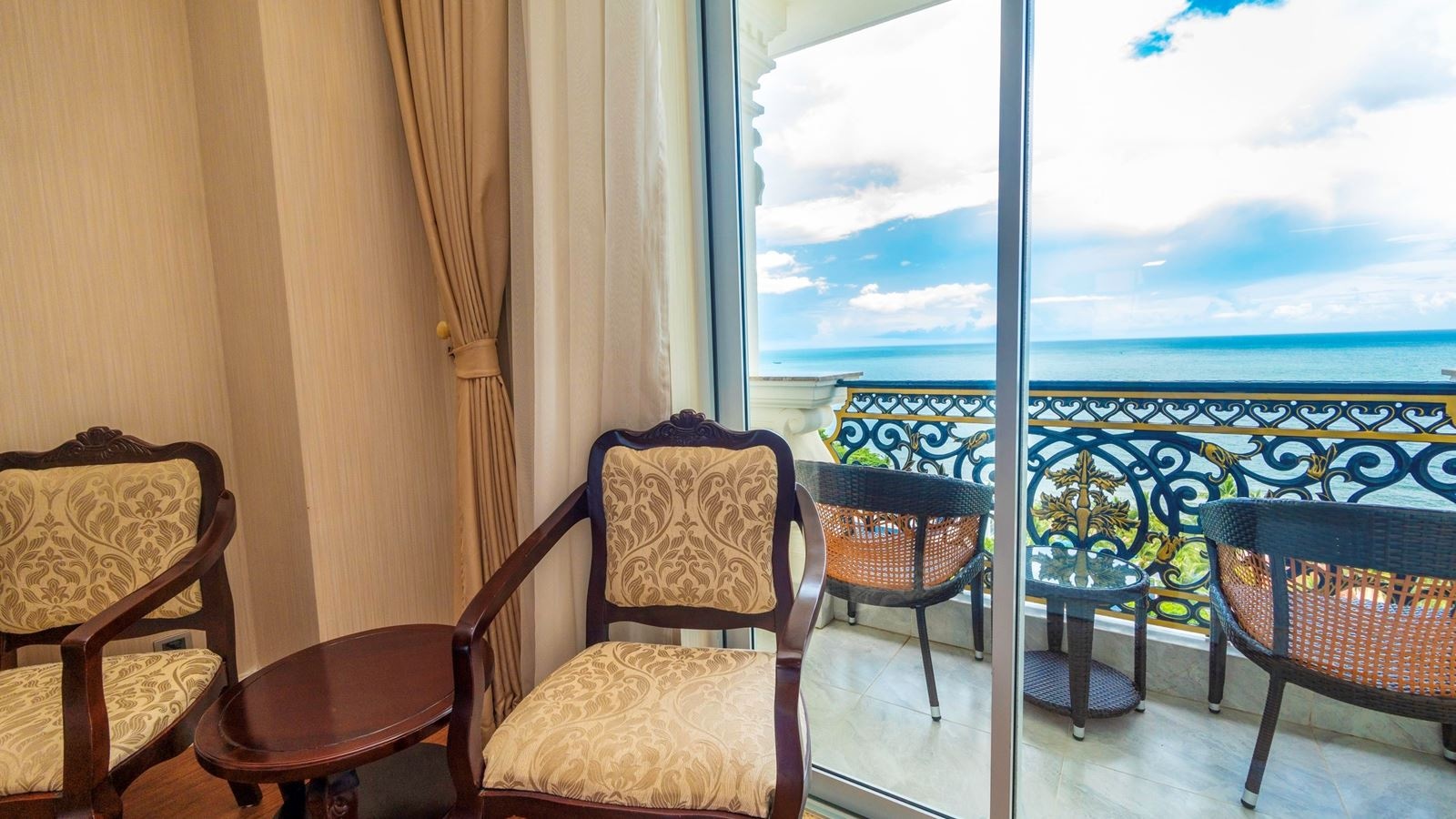 rooms-deluxe-sea-view-with-balcony-main-building