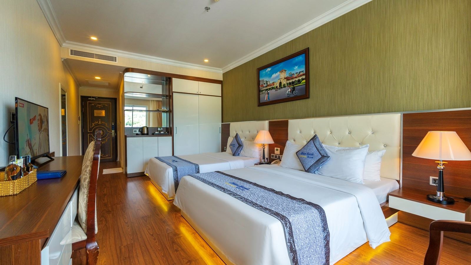 rooms-deluxe-city-view-with-balcony-main-building-child-without-extra-bed