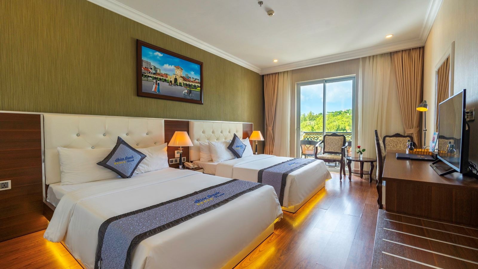 rooms-deluxe-city-view-with-balcony-main-building-child-without-extra-bed