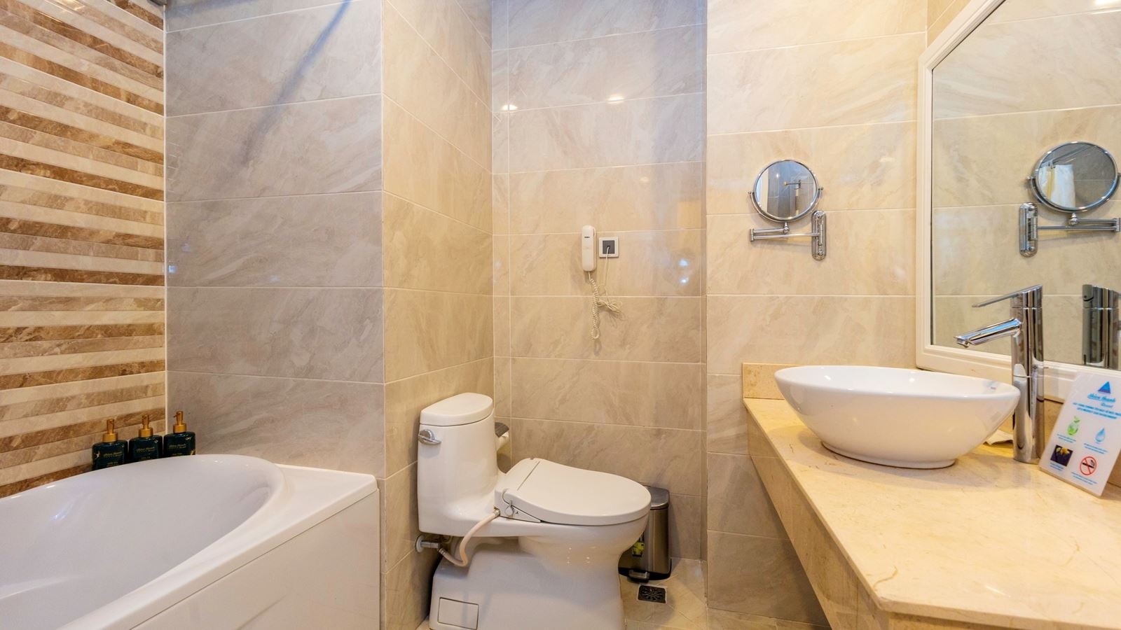 rooms-deluxe-city-view-with-balcony-main-building-child-without-extra-bed