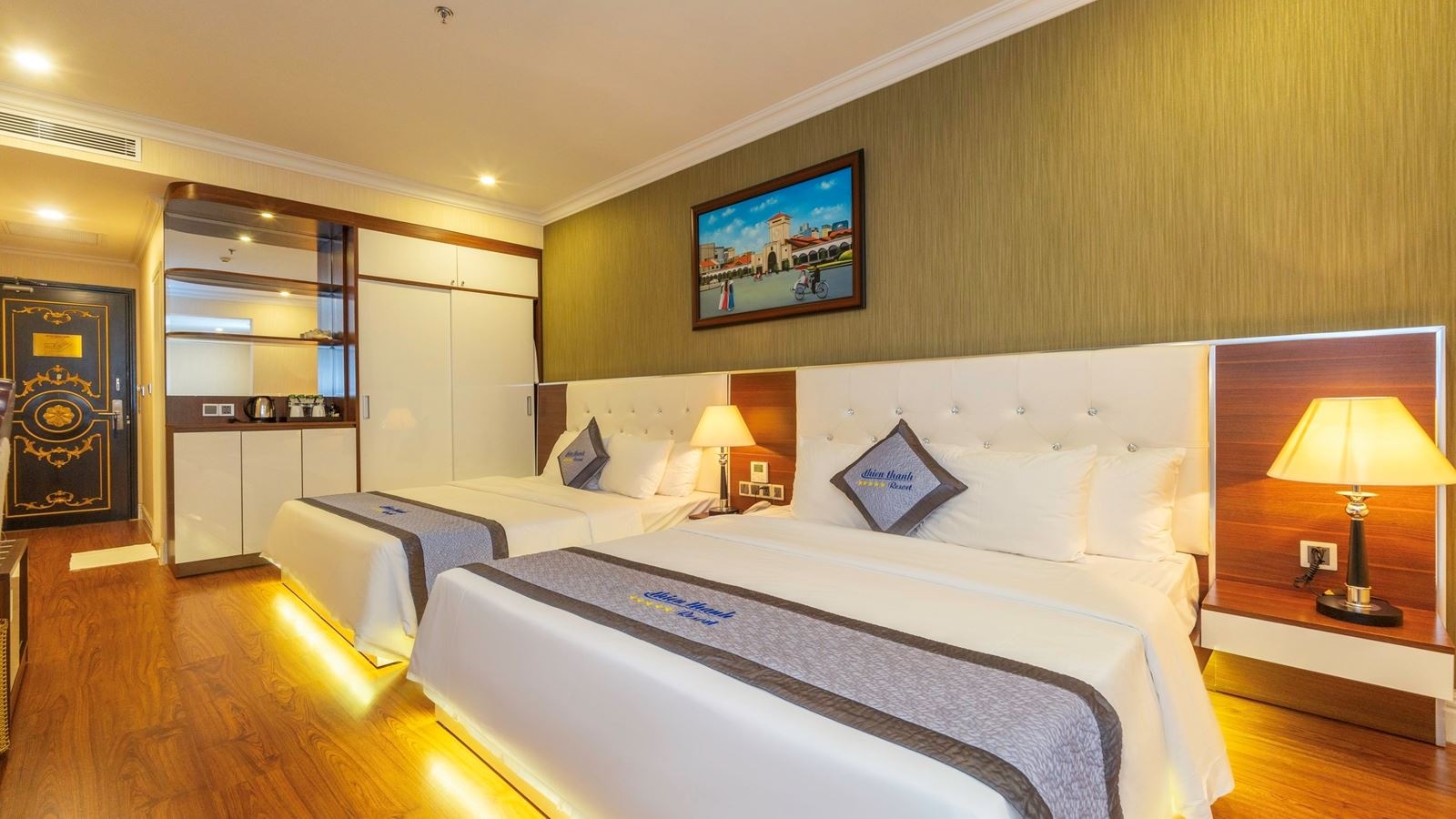 rooms-family-deluxe-with-window-main-building