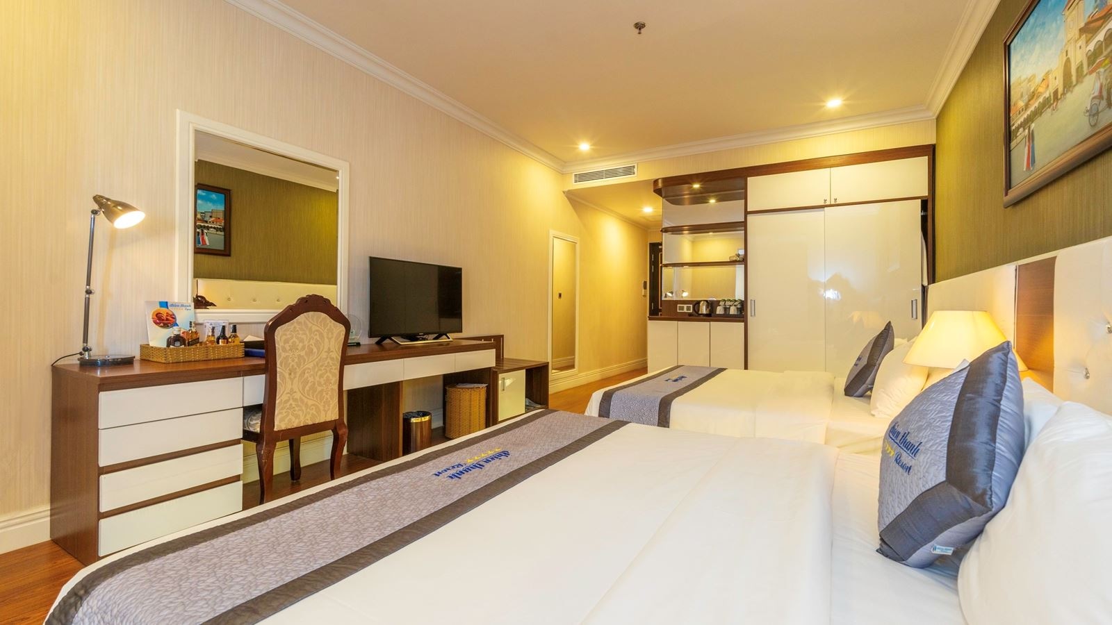 rooms-family-deluxe-with-window-main-building