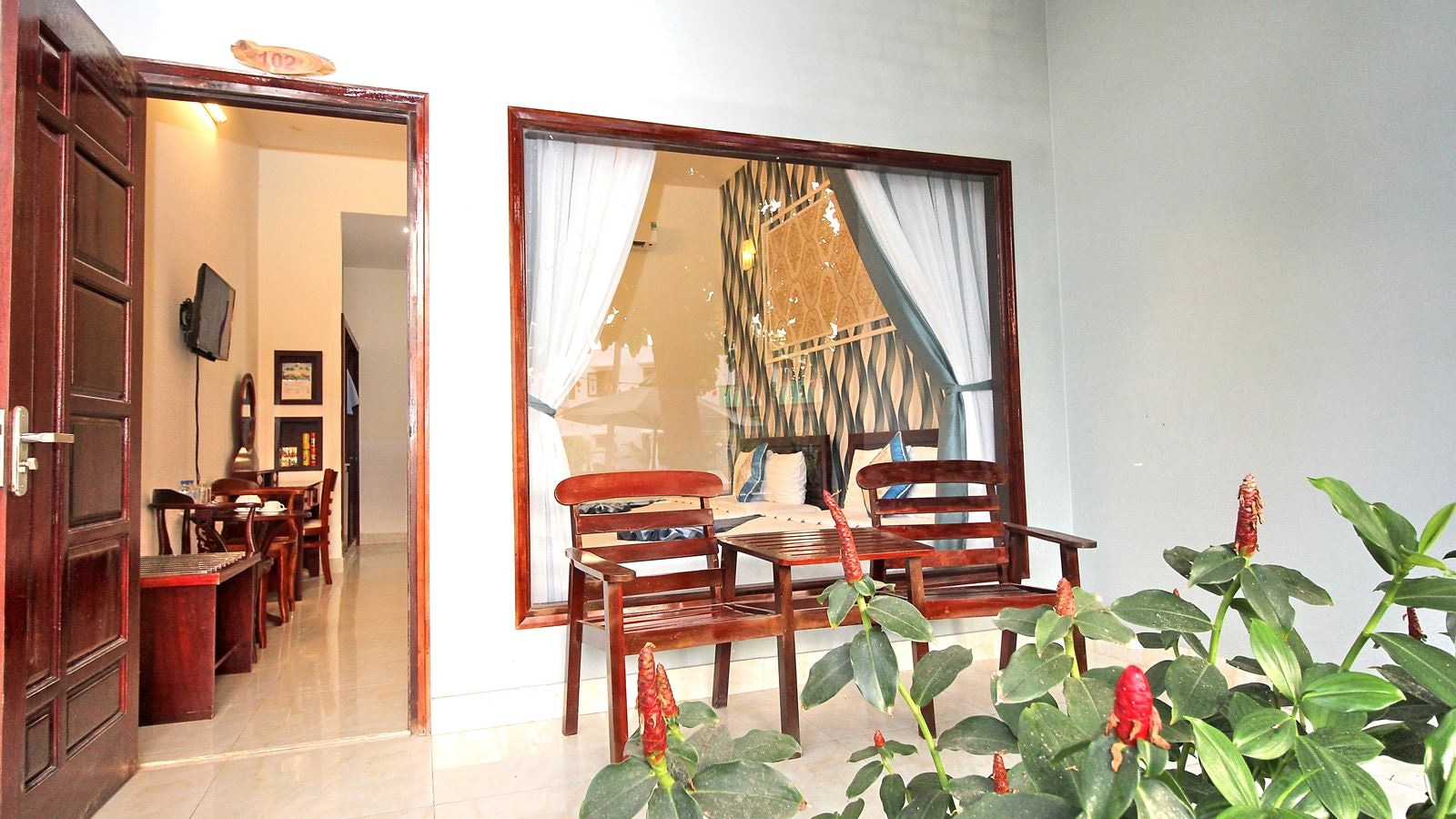 rooms-deluxe-pool-view