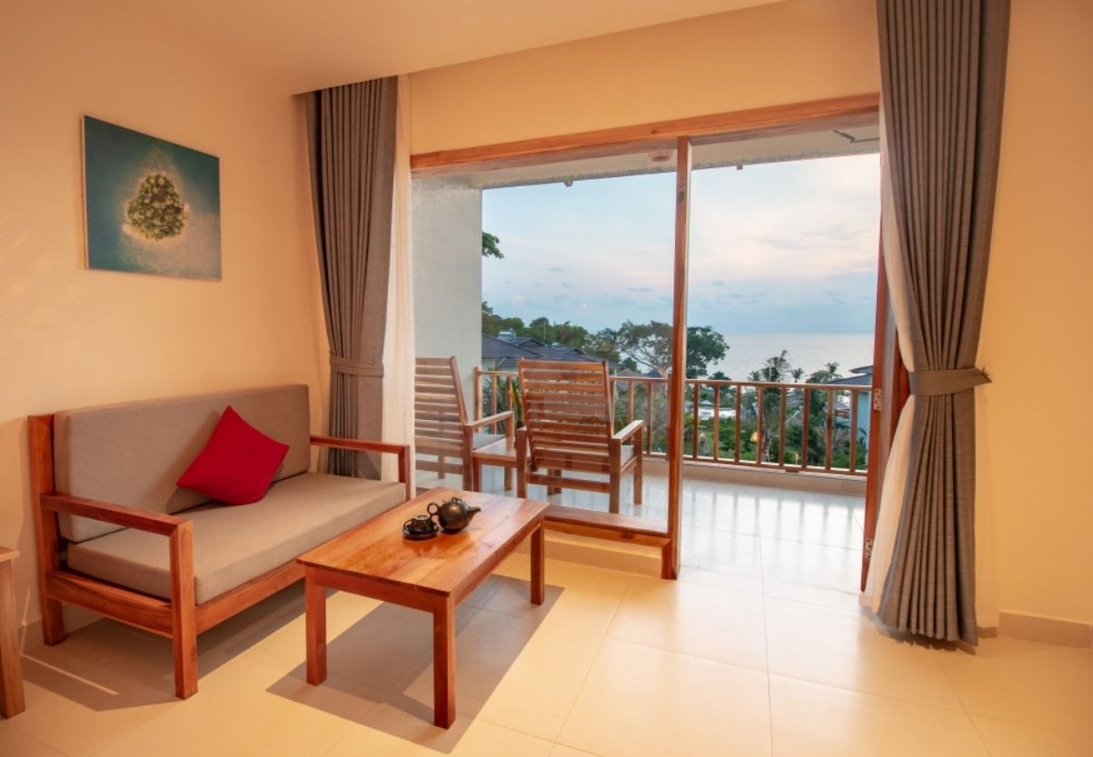 rooms-premium-deluxe-ocean-view-balcony