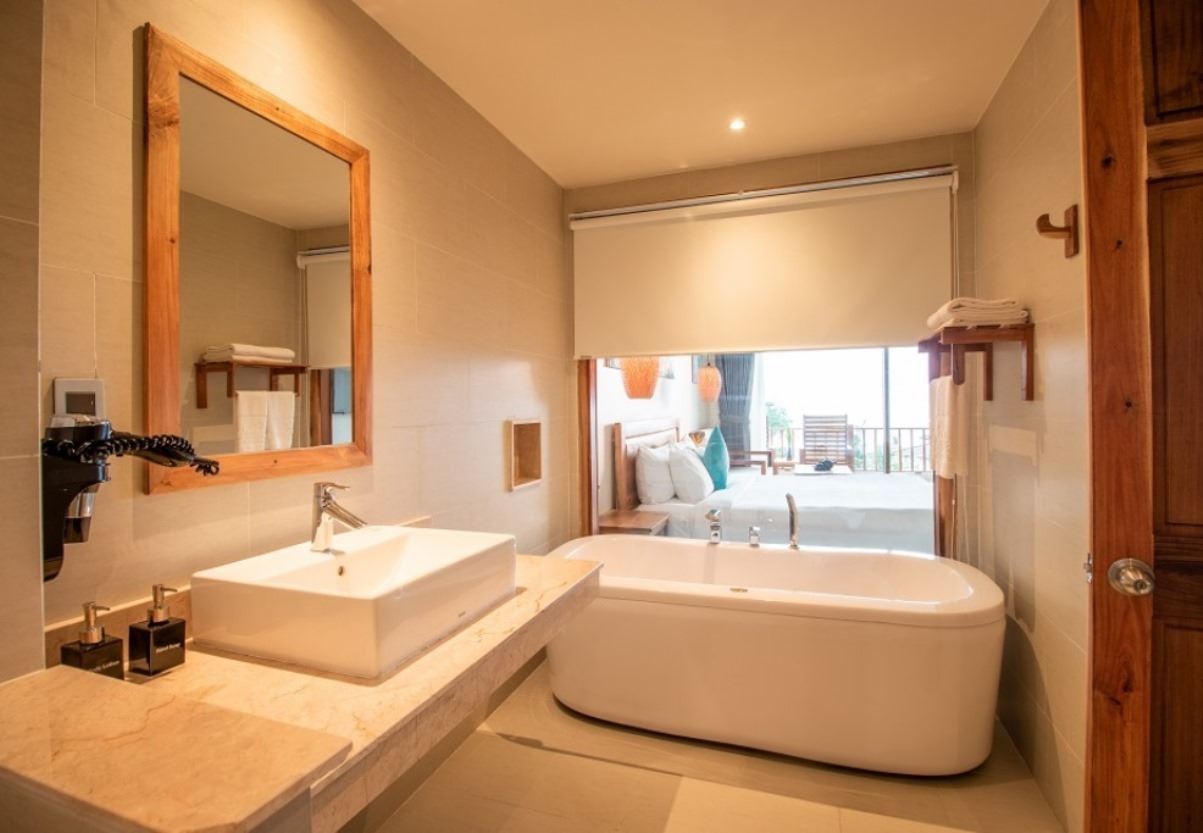 rooms-premium-deluxe-ocean-view-balcony