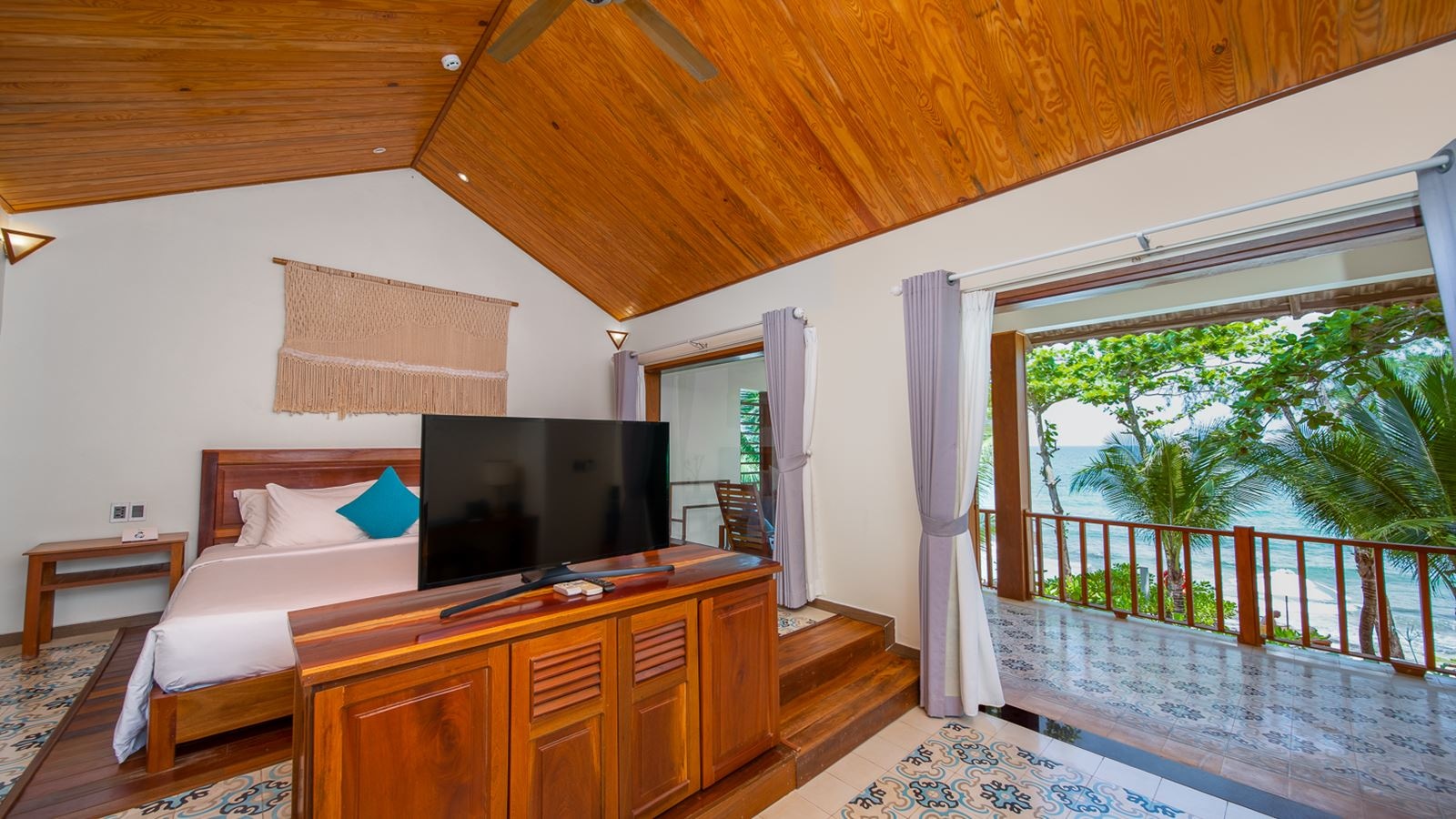 rooms-villa-beach-front-terrace