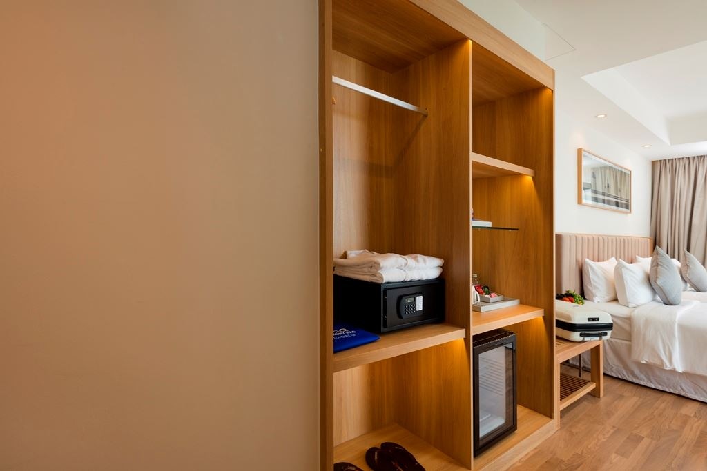 rooms-senior-deluxe-with-french-balcony