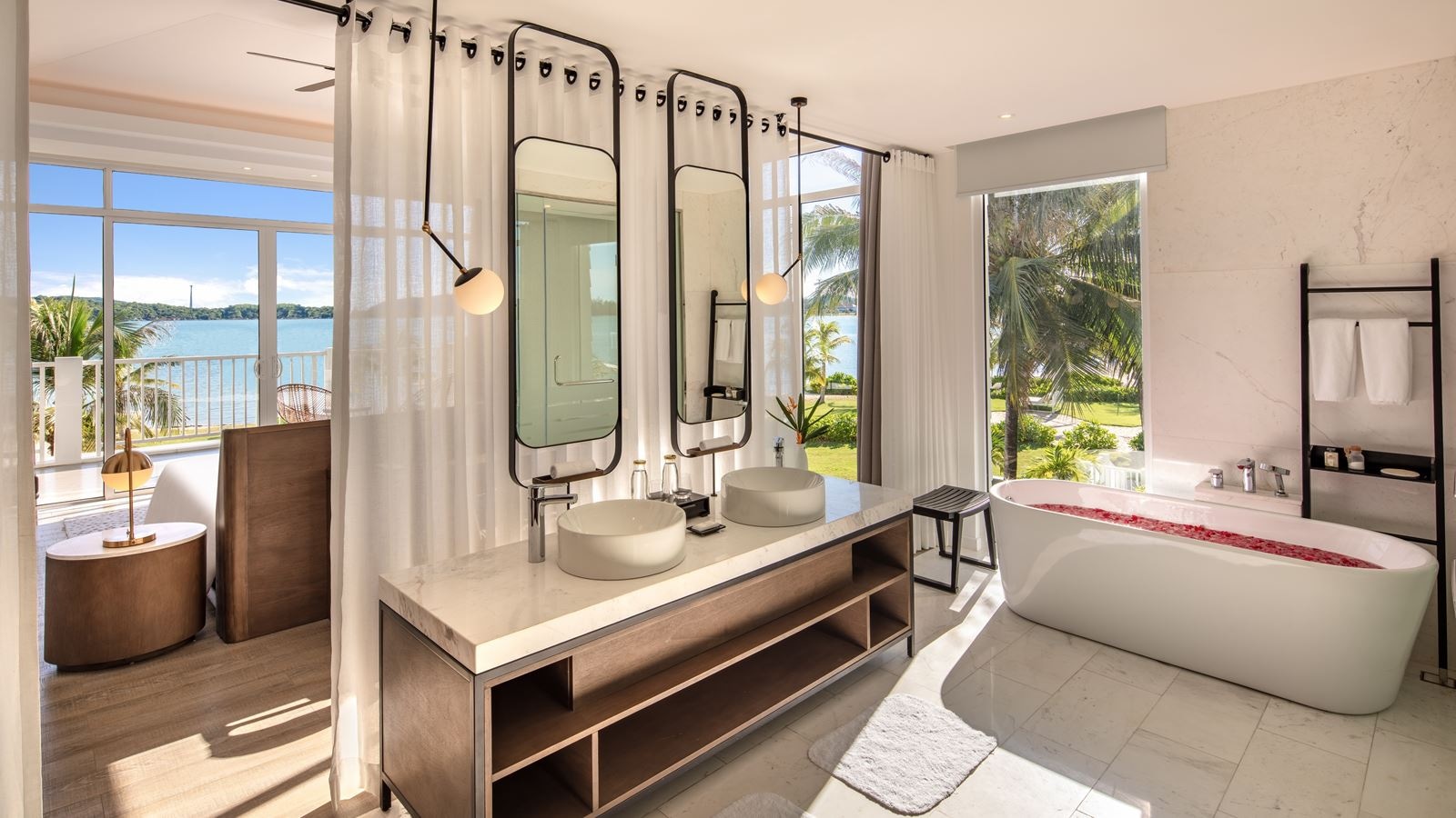 rooms-beachfront-villa-3-bedrooms