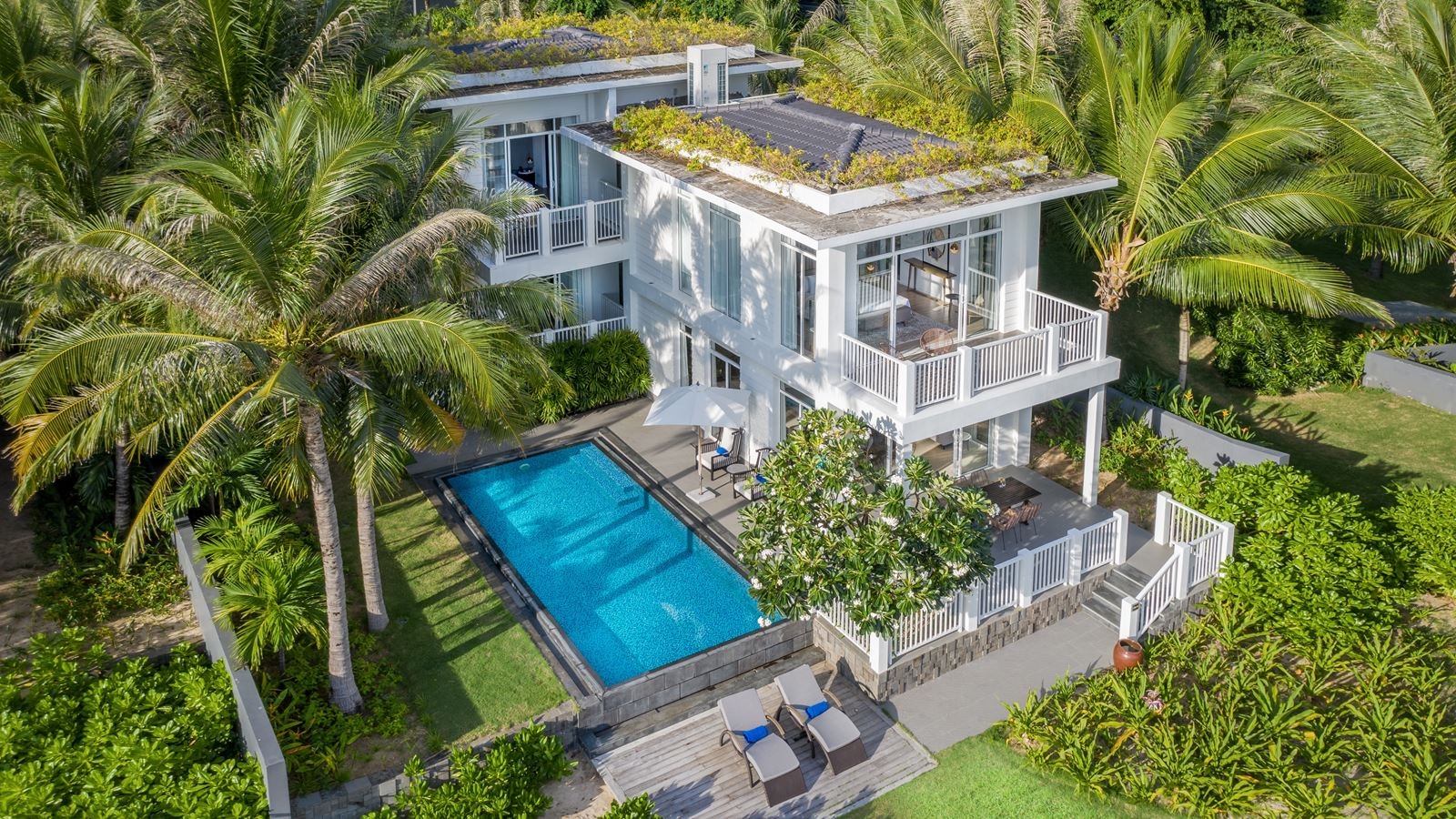 rooms-beachfront-villa-3-bedrooms