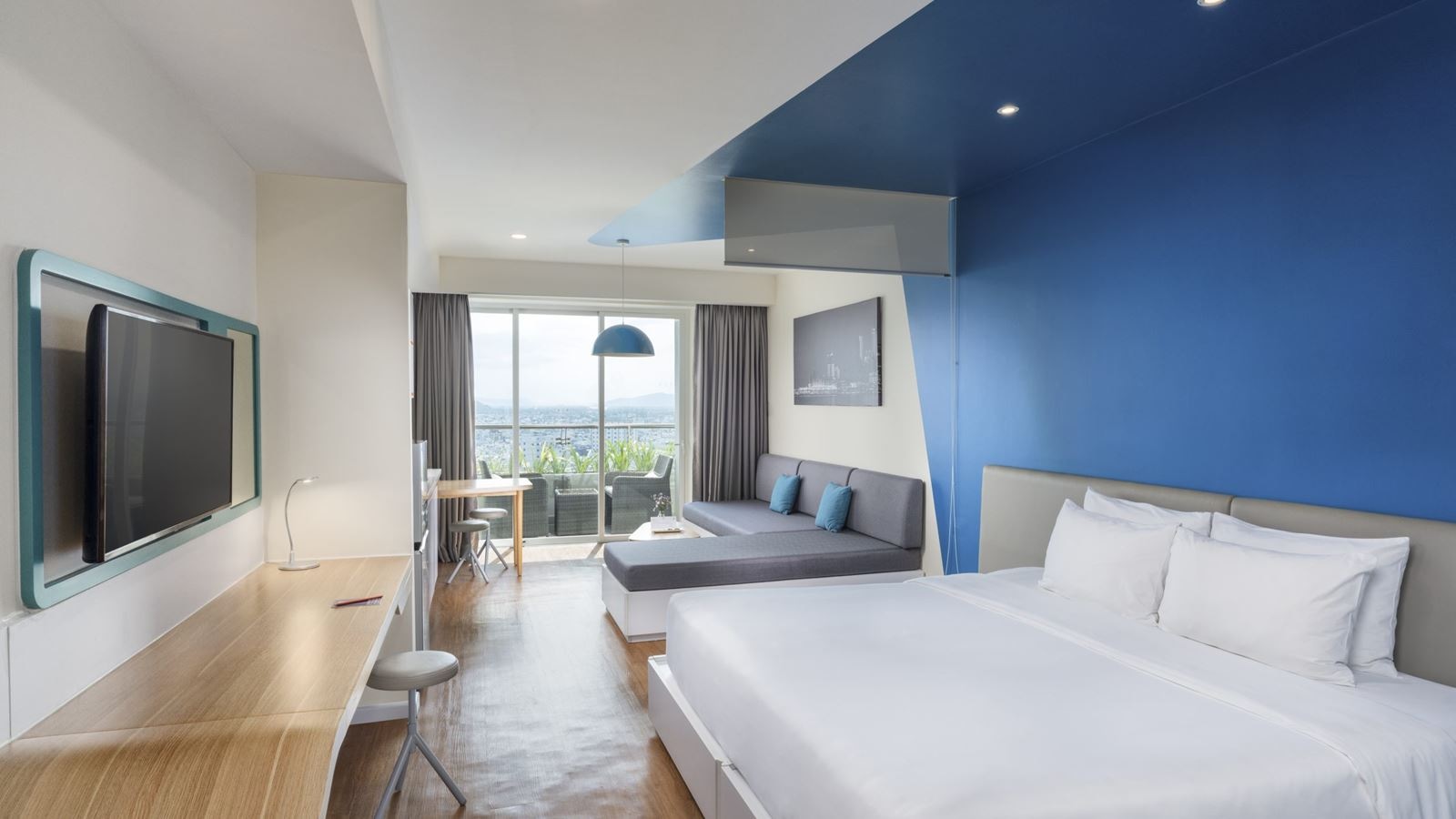 rooms-grand-deluxe-club-room-mountain-view