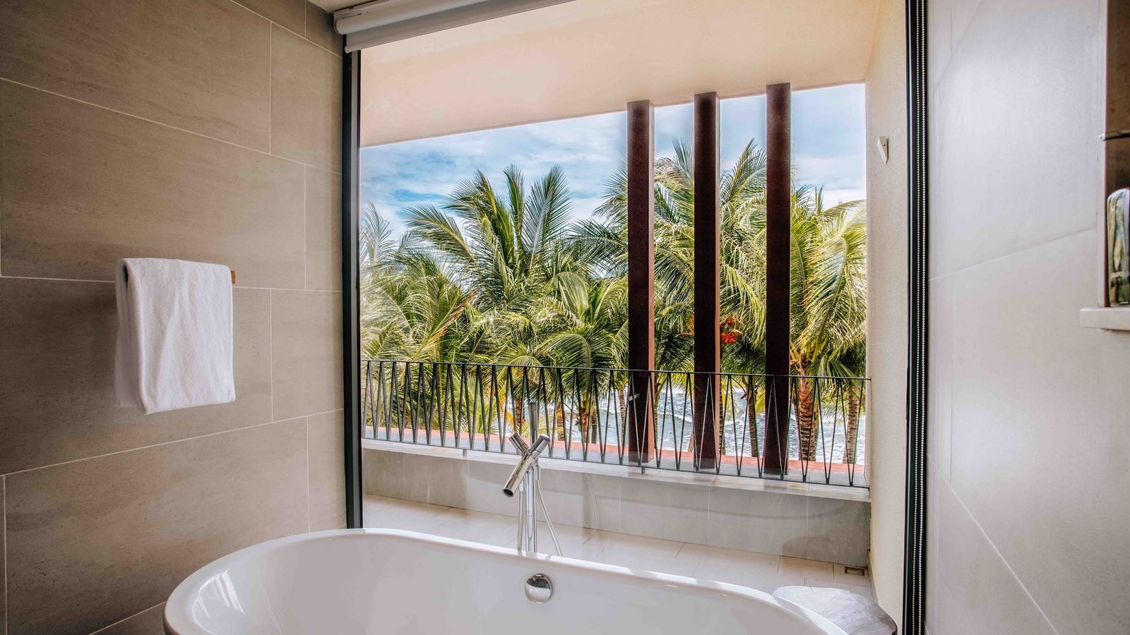 rooms-junior-suite-with-balcony