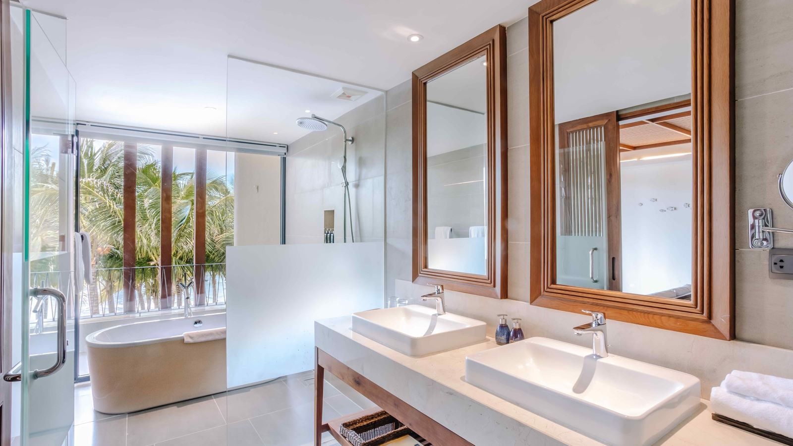 rooms-junior-suite-with-balcony