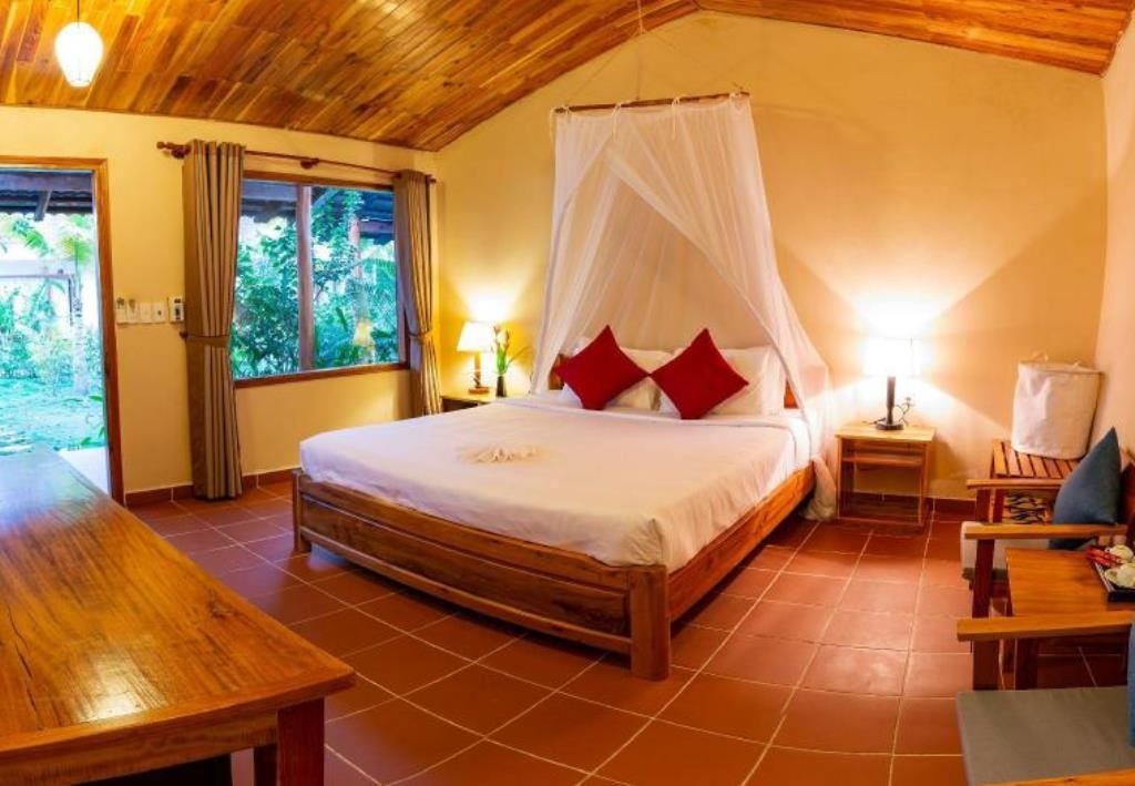 rooms-superior-bungalow-gardenview-with-balcony