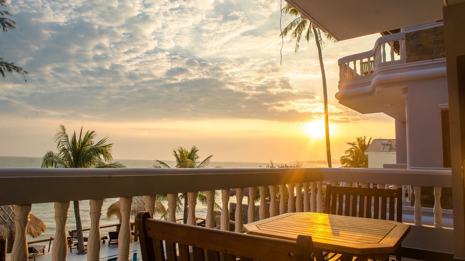 rooms-room-deluxe-seaview-with-balcony