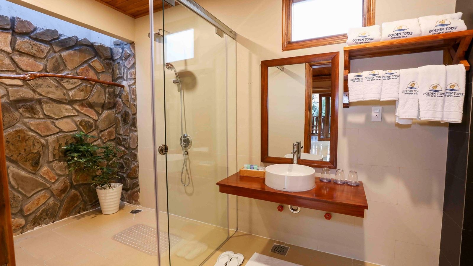 rooms-deluxe-pool-view-with-balcony