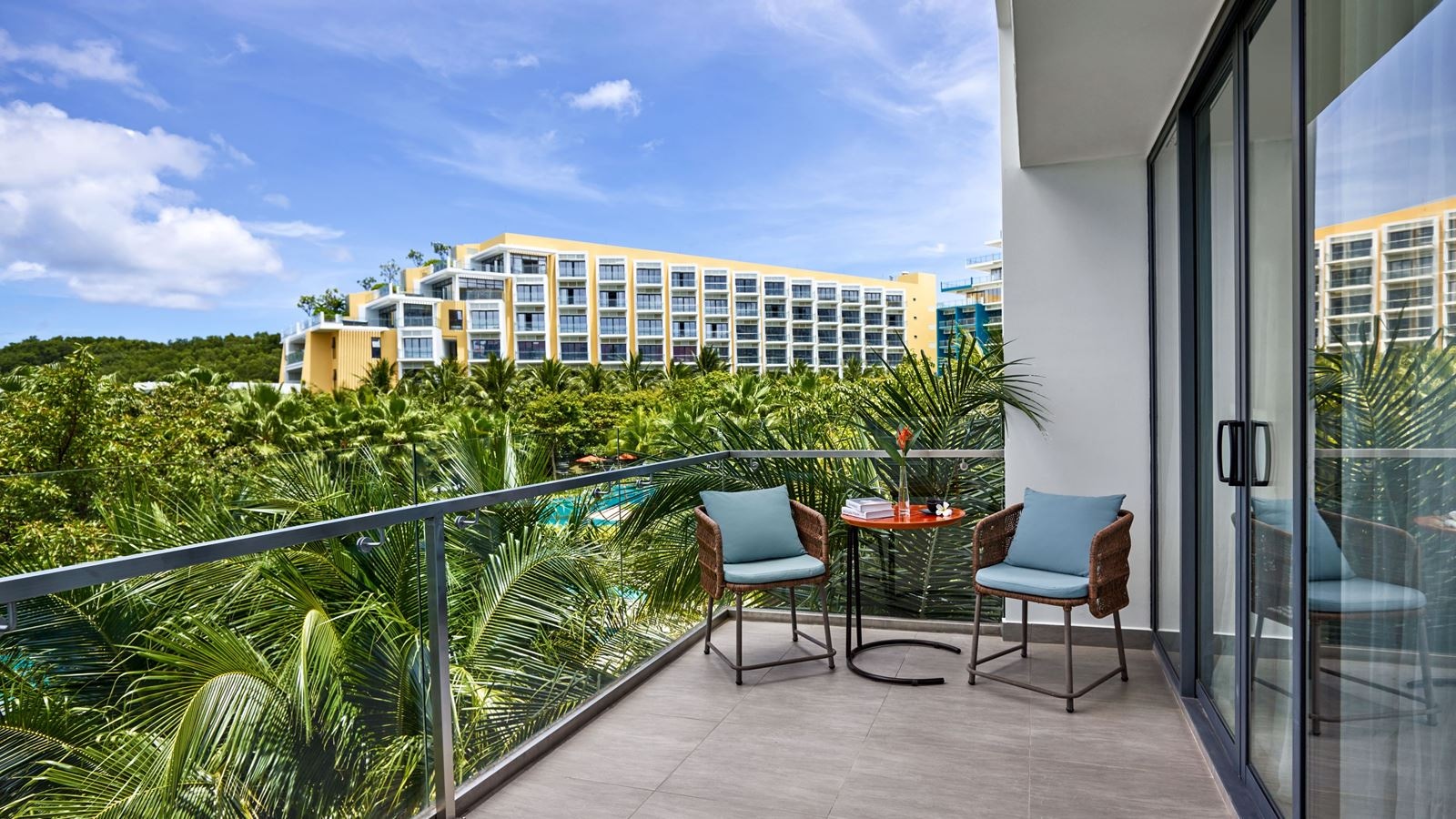 rooms-superior-suite-2-king-beds-balcony