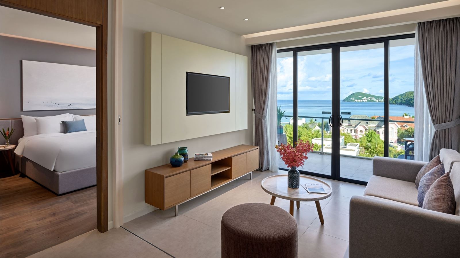 rooms-superior-suite-1-king-bed-balcony