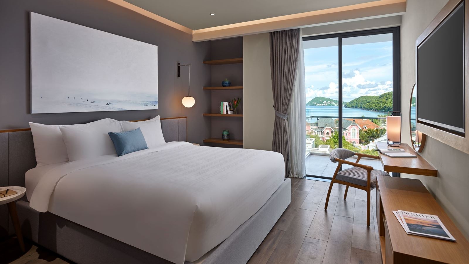 rooms-superior-suite-1-king-bed-balcony-child-without-extra-bed-with-meals