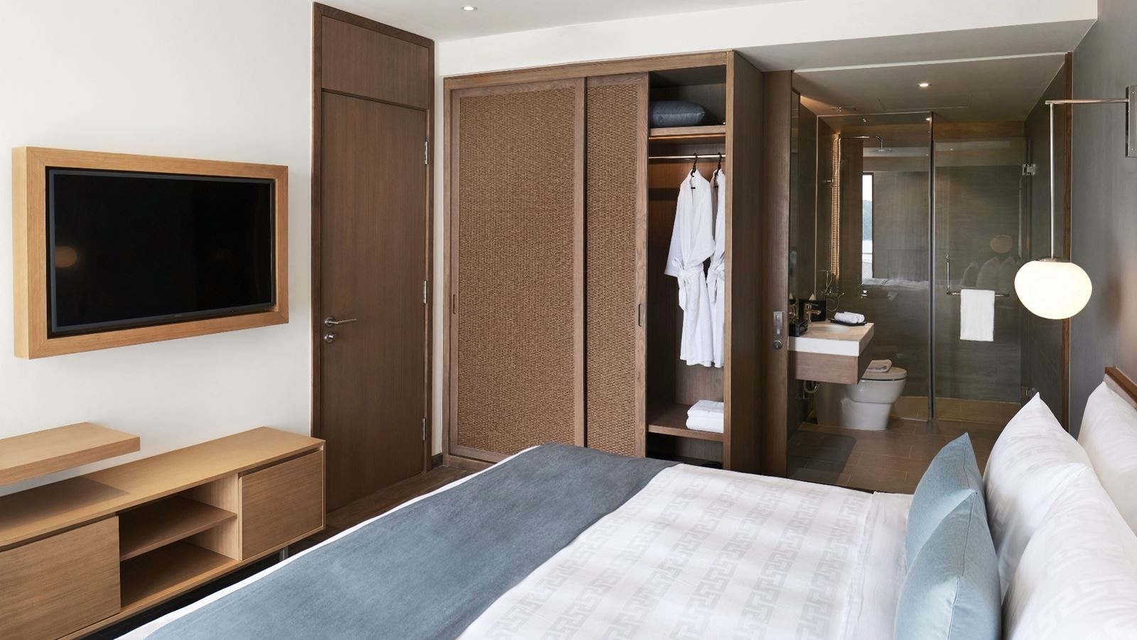 rooms-superior-suite-2-king-beds-balcony-with-meals