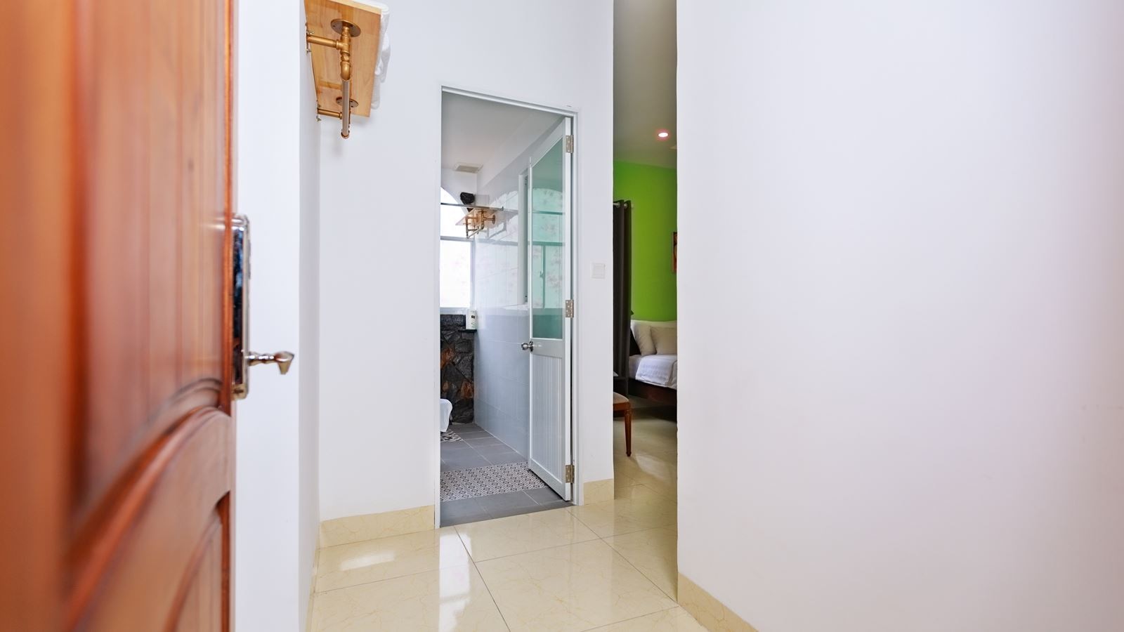 rooms-deluxe-triple-room-balcony-with-sofa-bed