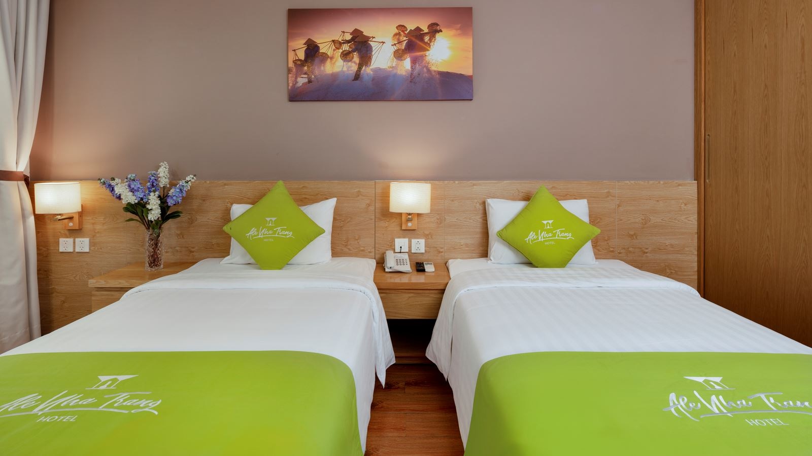 rooms-deluxe-with-window