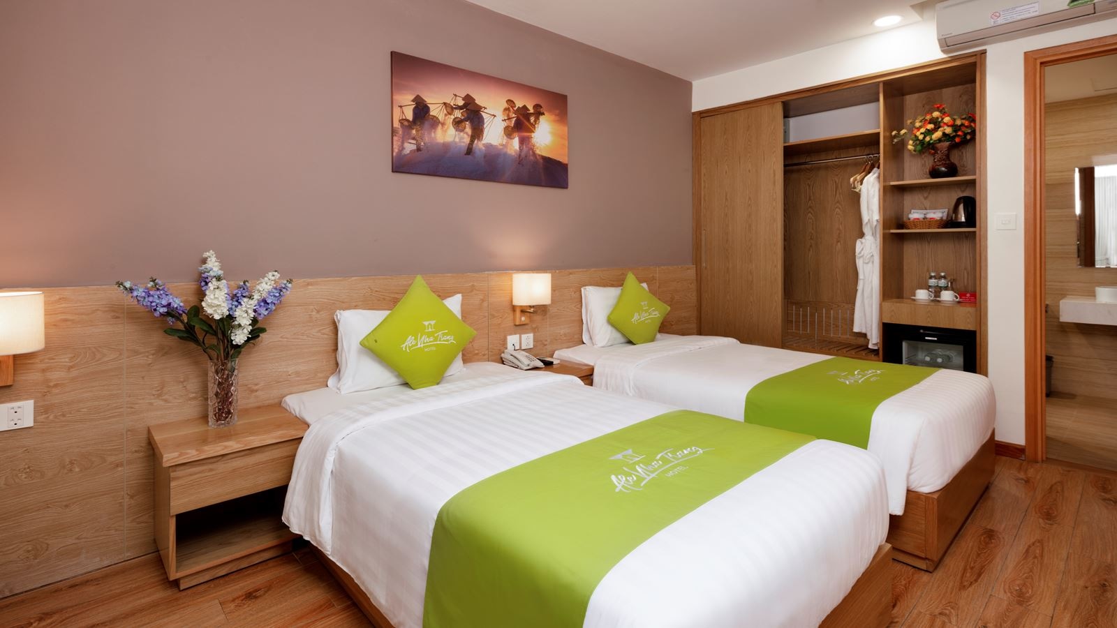 rooms-deluxe-with-window